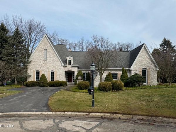 15 Stableside Road, Ottawa Hills, OH 43615