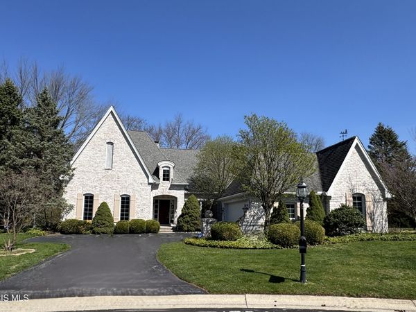 15 Stableside Road, Ottawa Hills, OH 43615