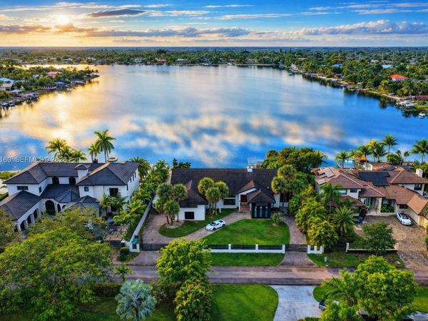 13724 SW 92nd Ct, Miami, FL 33176