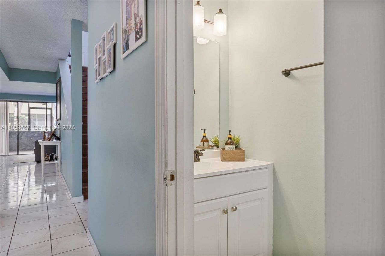 4713 N Pine Island Rd , Sunrise, FL 33351 Photo