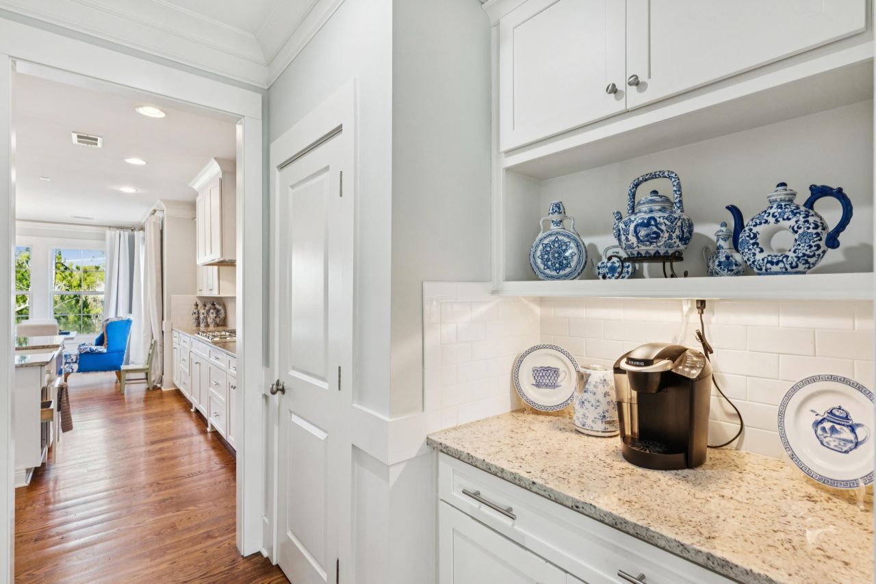 1851 Delacourt Avenue Photo 8