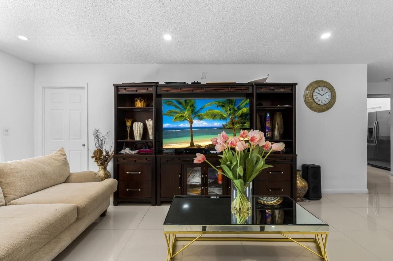 6301 N Falls Cir Drive, Unit 307, Lauderhill, FL 33319 Photo