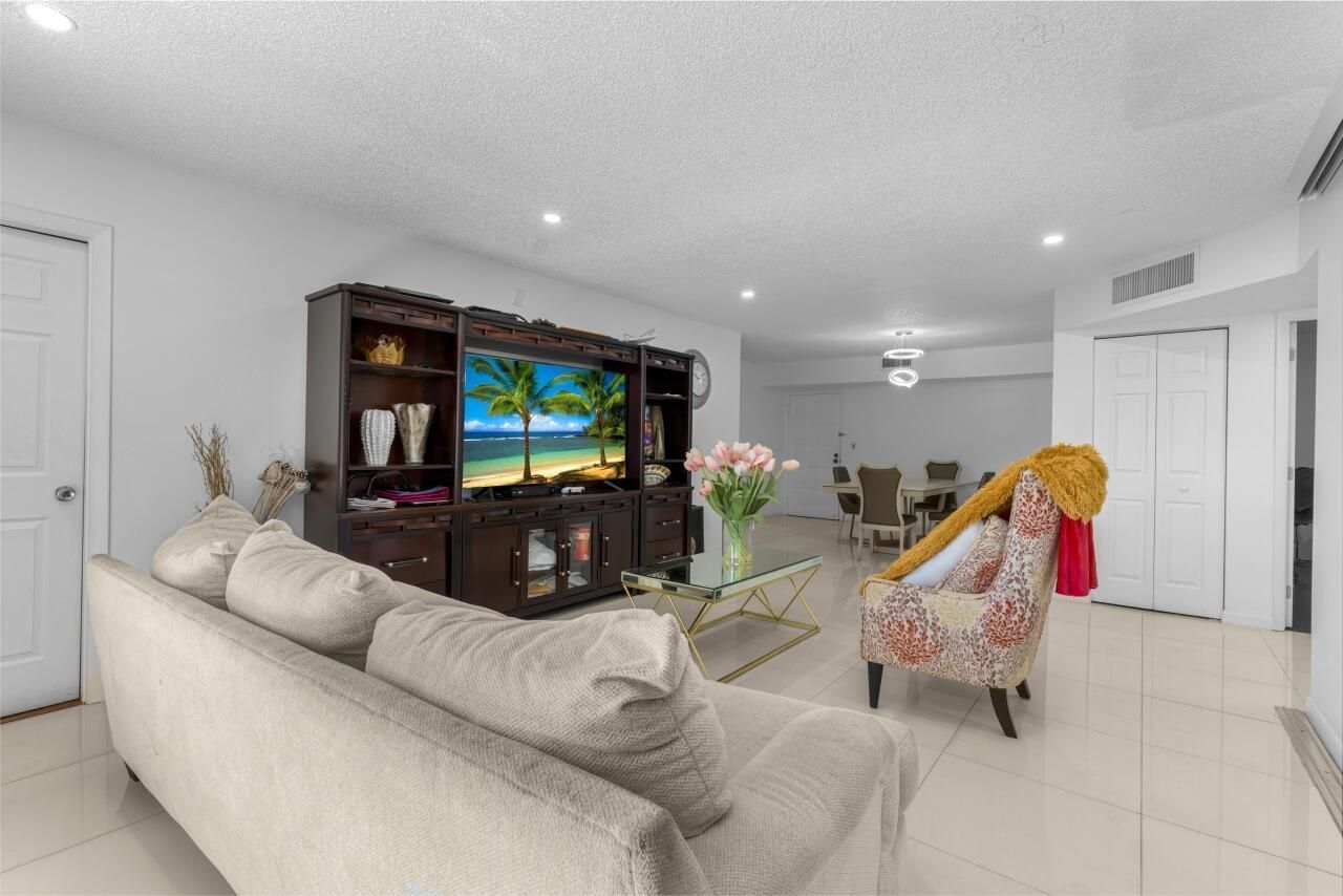 6301 N Falls Cir Drive, Unit 307, Lauderhill, FL 33319 Photo