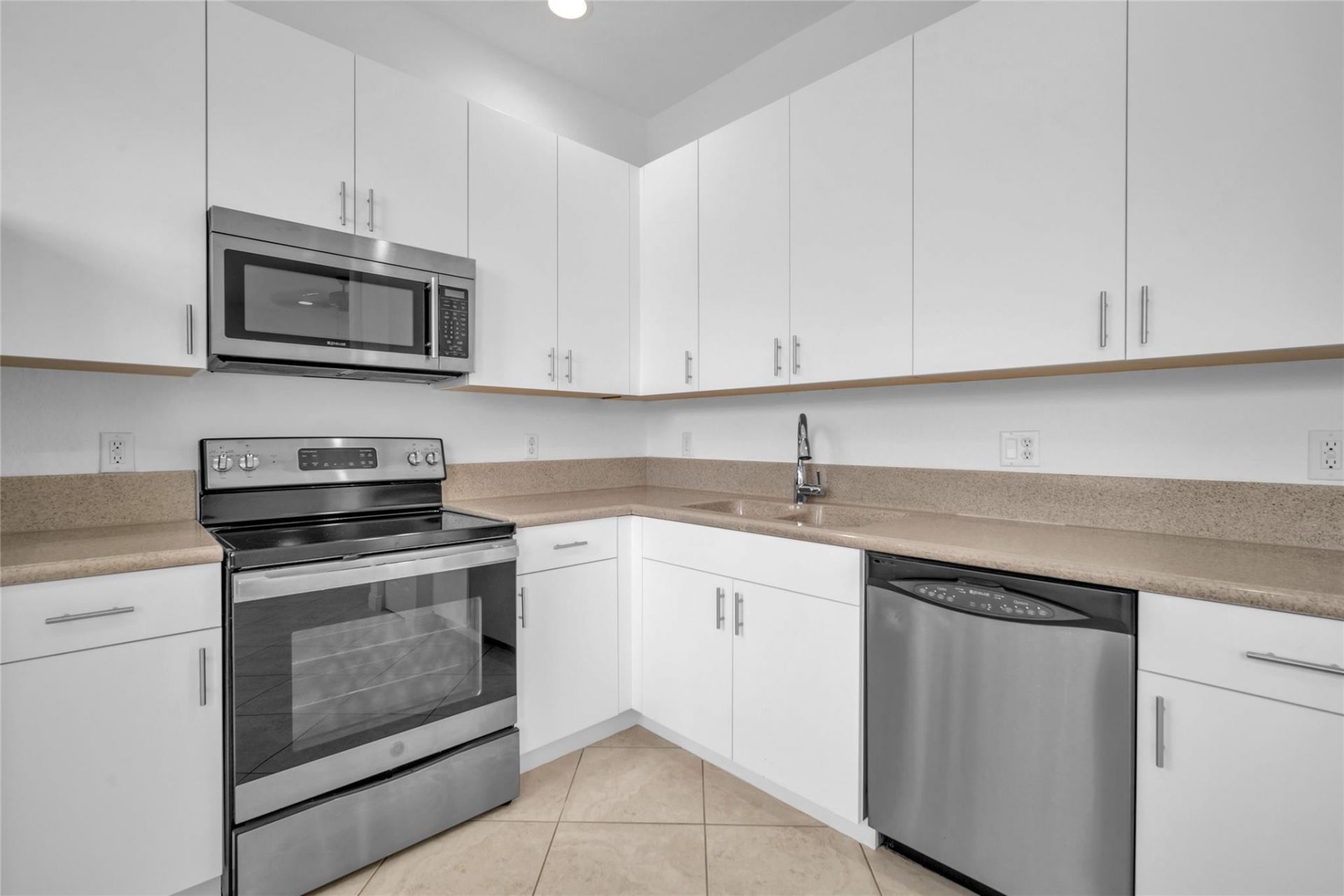 6809 N Lakeside Circle, Unit 101, Davie, FL 33314 Photo