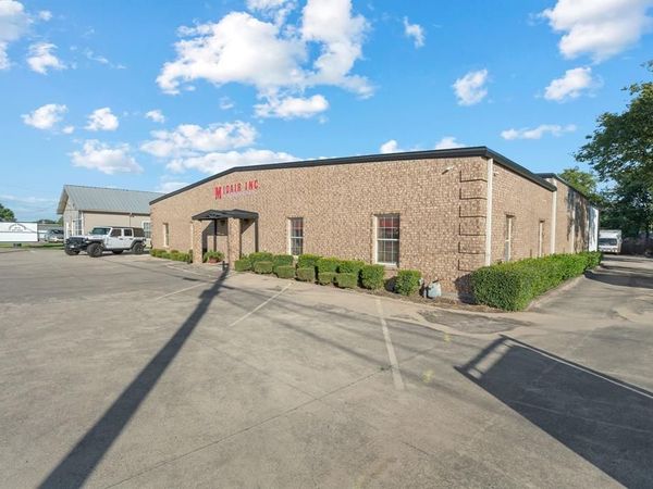 132 W Mcleroy Boulevard , Saginaw, TX 76179