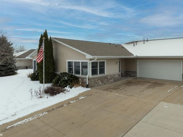 1002 Golf View Drive, Vinton, IA 52349
