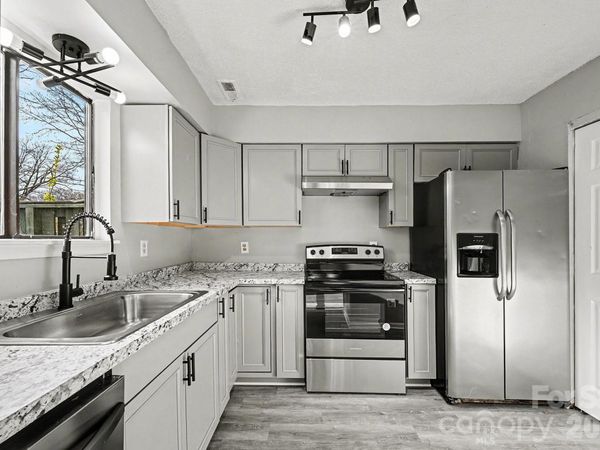 6134 Bent Tree Court, Charlotte, NC 28212