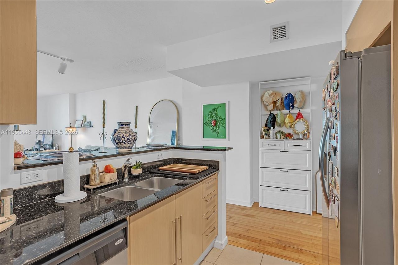 325 S Biscayne Bl, Unit 3117, Miami, FL 33131 Photo