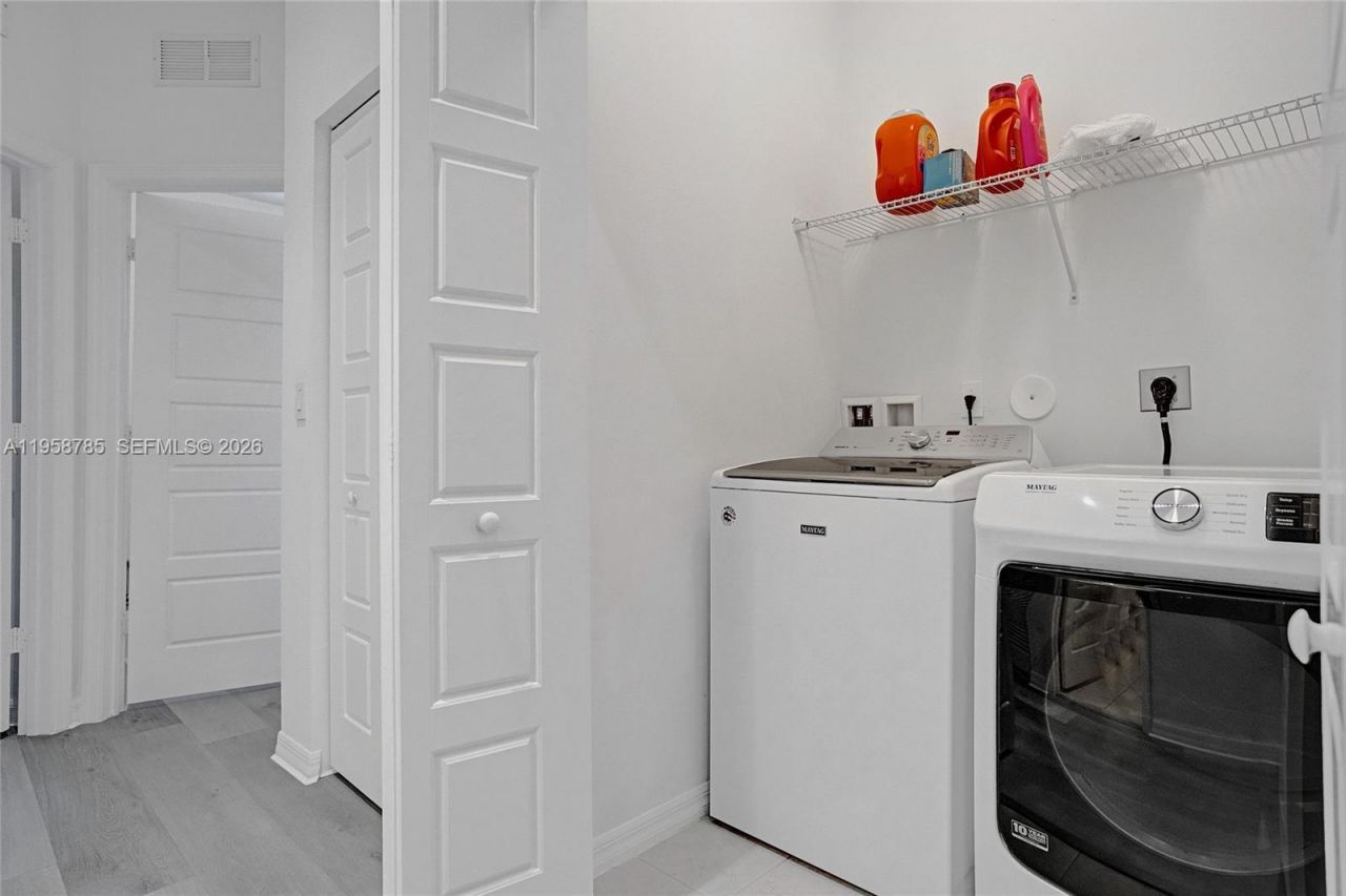 650 NE 193rd Ter, Unit 650, Miami, FL 33179 Photo