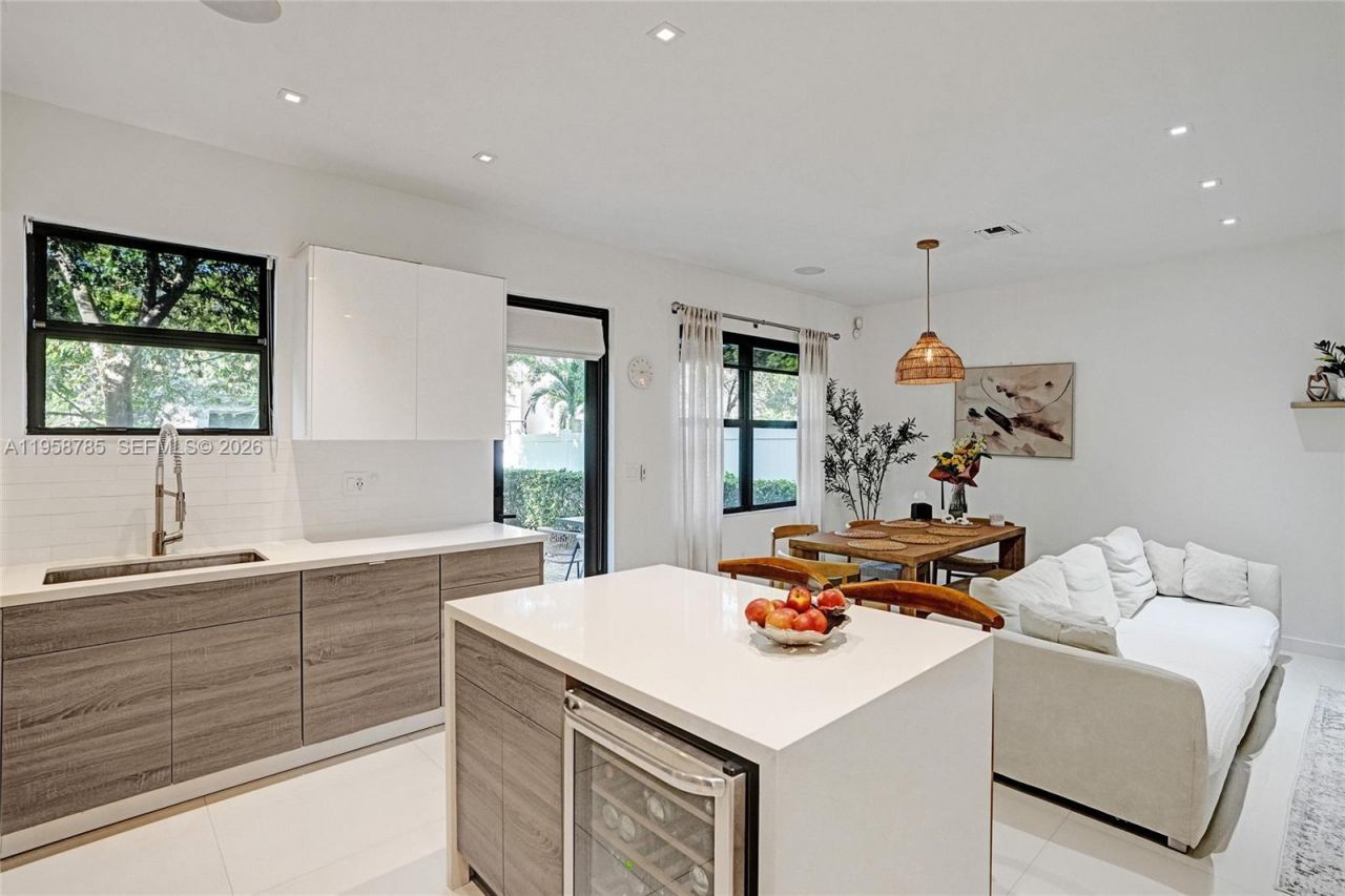 650 NE 193rd Ter, Unit 650, Miami, FL 33179 Photo