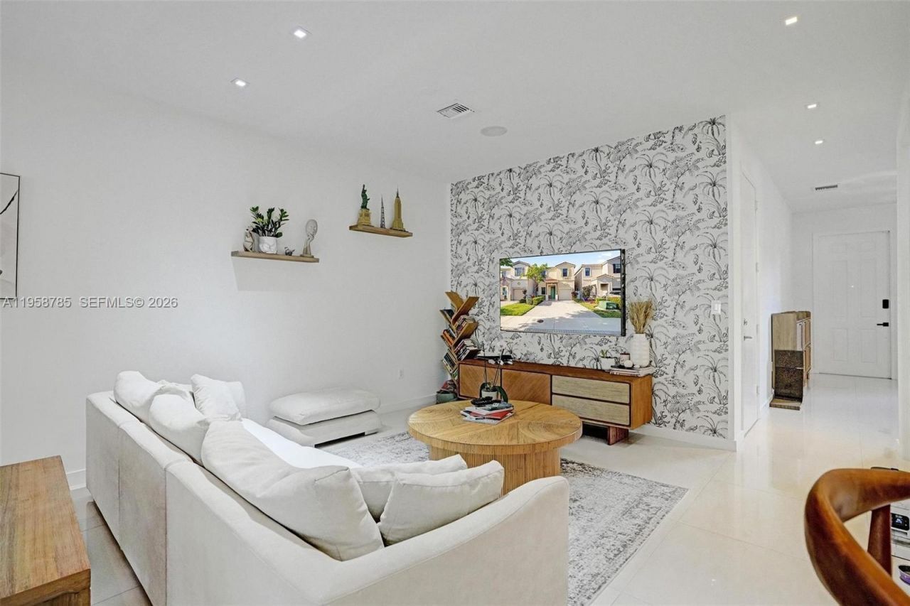 650 NE 193rd Ter, Unit 650, Miami, FL 33179 Photo