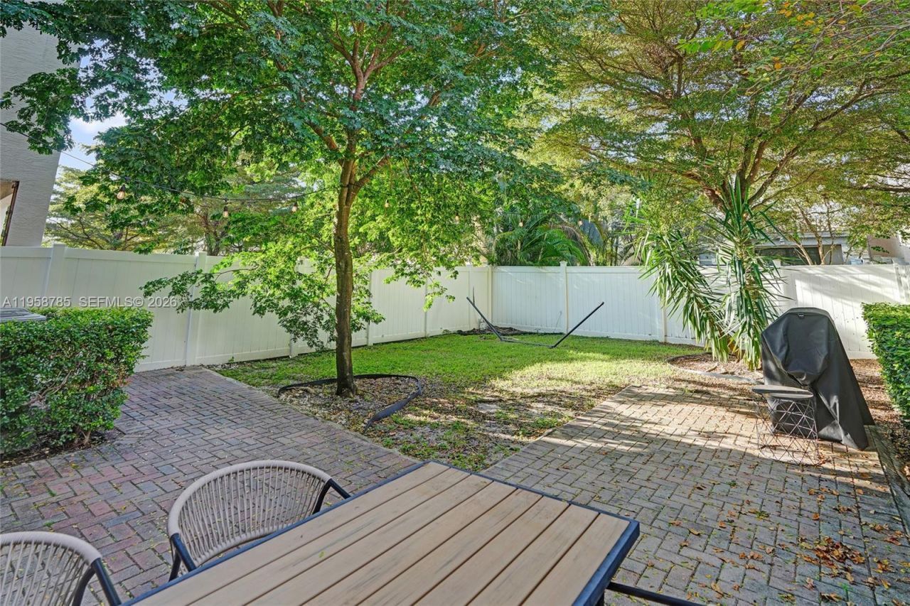 650 NE 193rd Ter, Unit 650, Miami, FL 33179 Photo