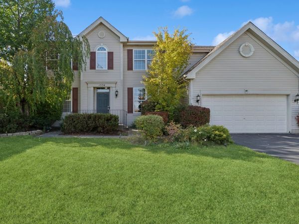 1534 S Falcon Drive, Libertyville, IL 60048