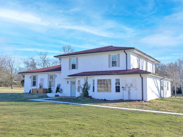 557 Peach Valley Rd, Gallatin, TN 37066