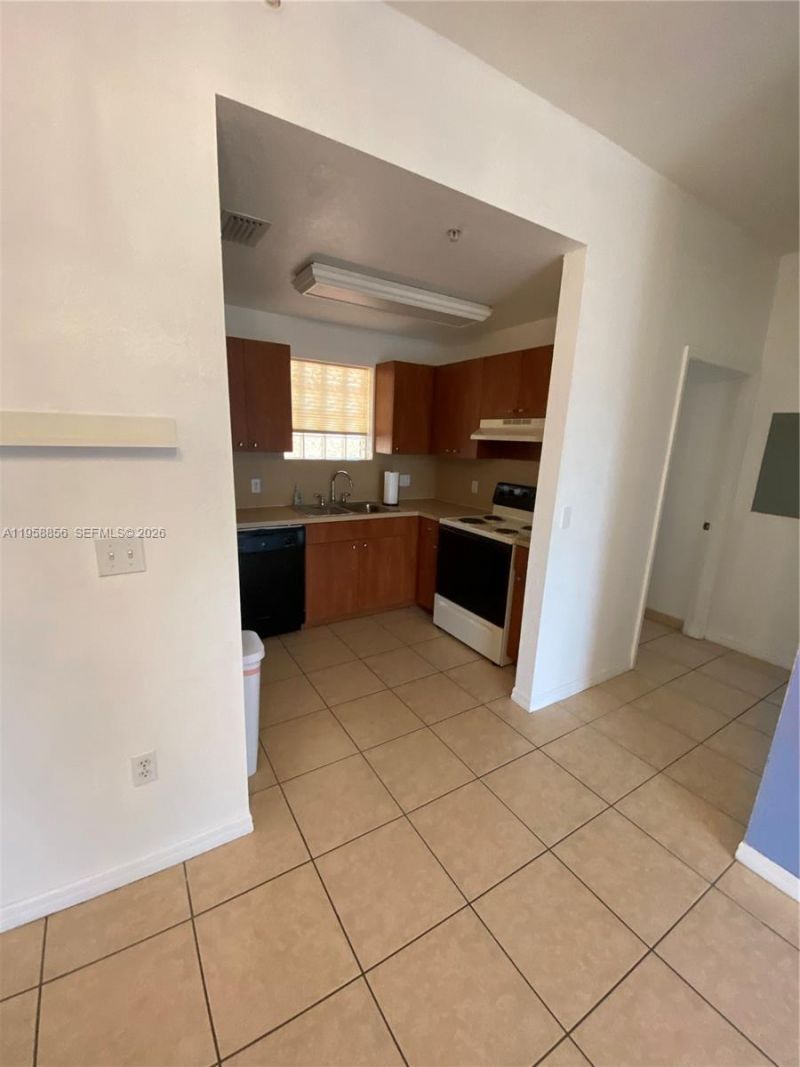 650 Palm Ave, Unit 4-A8, Hialeah, FL 33010 Photo