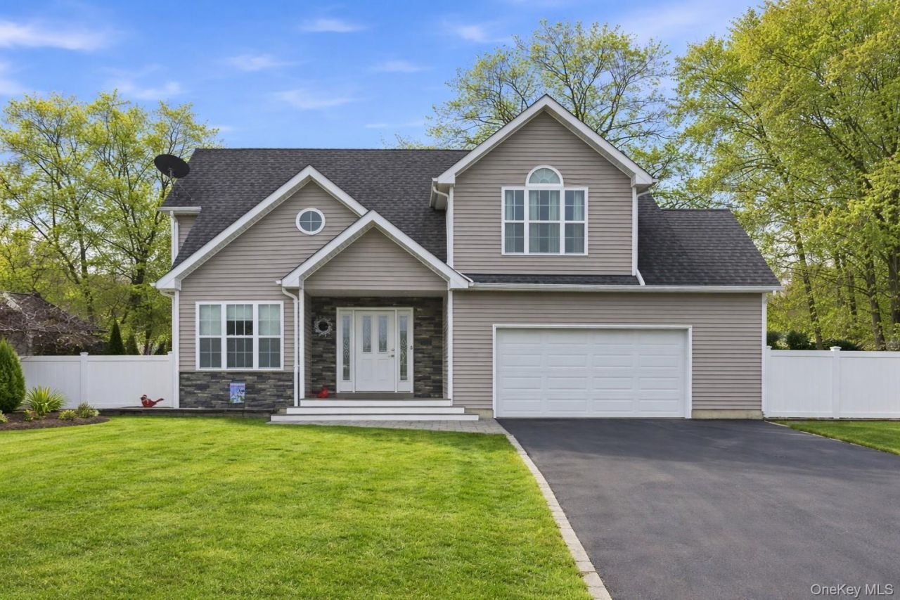 4 Macintosh Lane, Selden, NY 11784 Main Photo