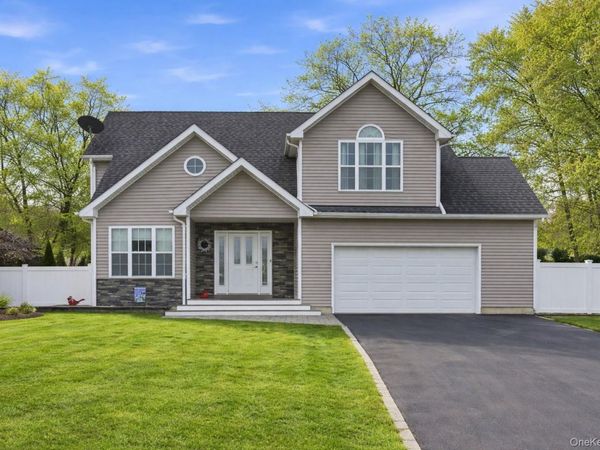 4 Macintosh Lane, Selden, NY 11784