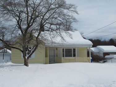 33 Connolly St, Springfield, MA 01151