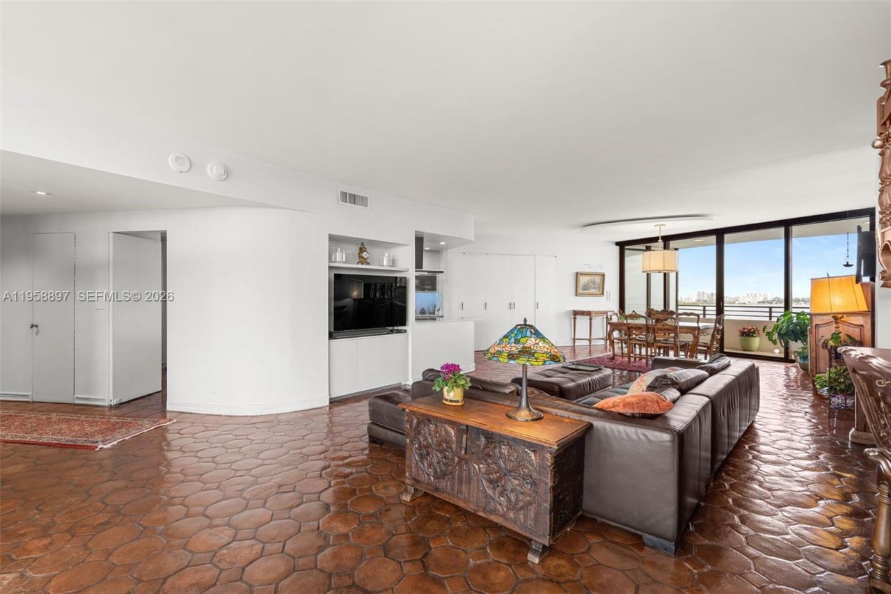 720 NE 69th St, Unit 11S, Miami, FL 33138 Photo