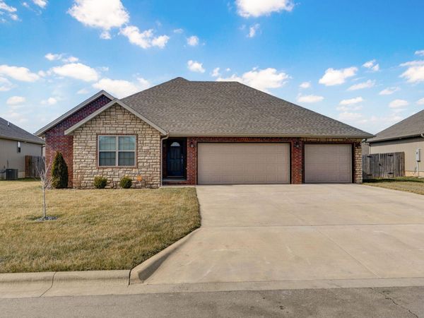 675 N Maplewood Hills, Nixa, MO 65714