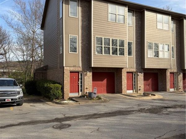 1850 N Scull Creek Drive, Fayetteville, AR 72703