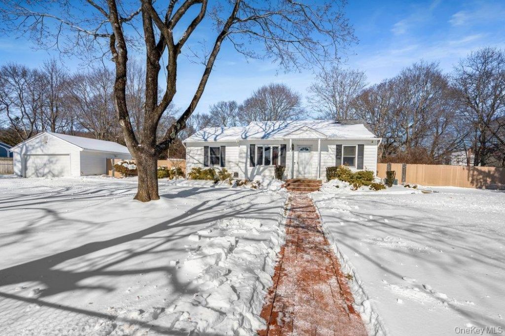 105 Greenport Avenue, Medford, NY 11763 Main Photo