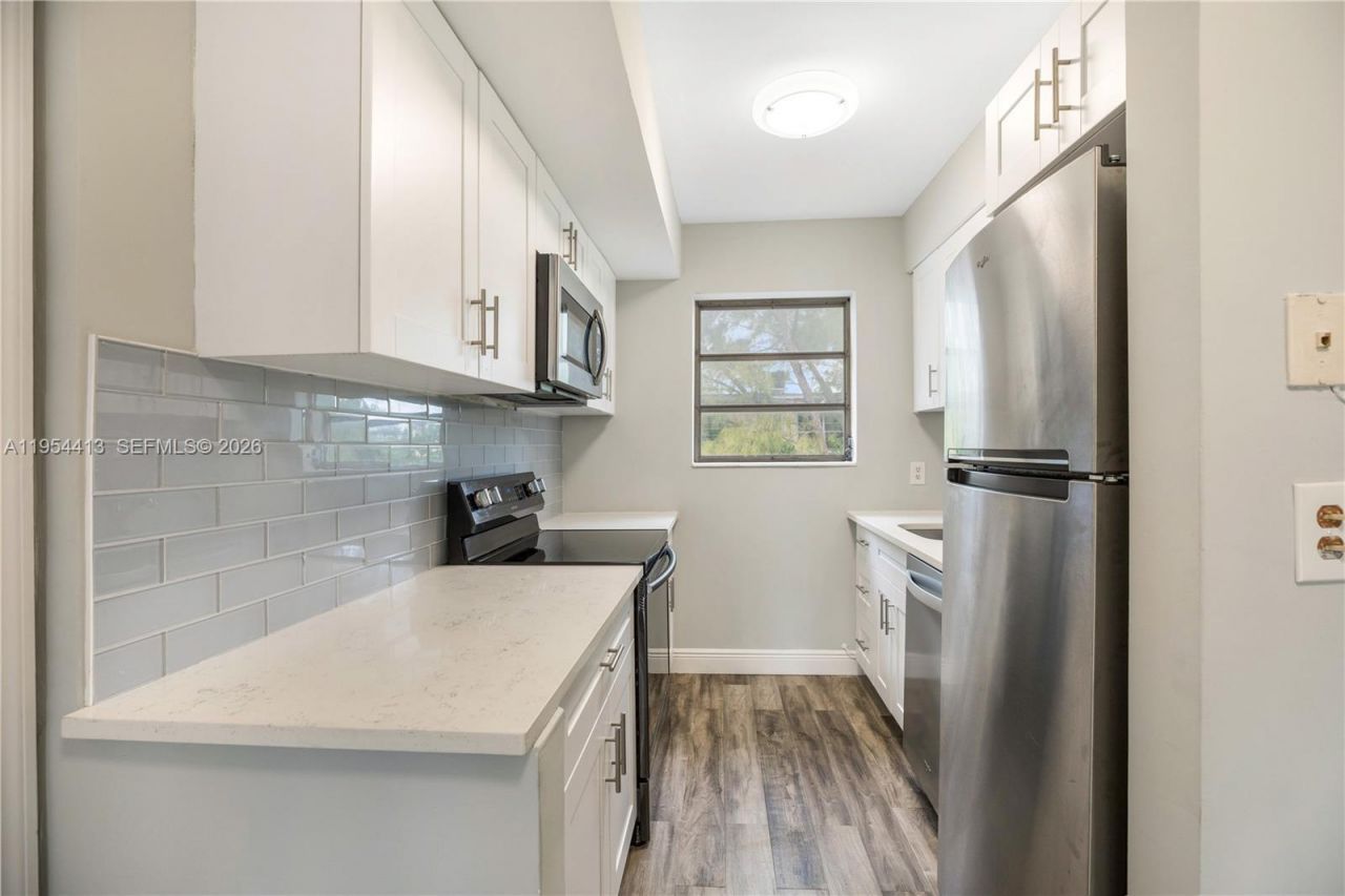 7725 Carlyle Ave, Unit 10, Miami Beach, FL 33141 Photo