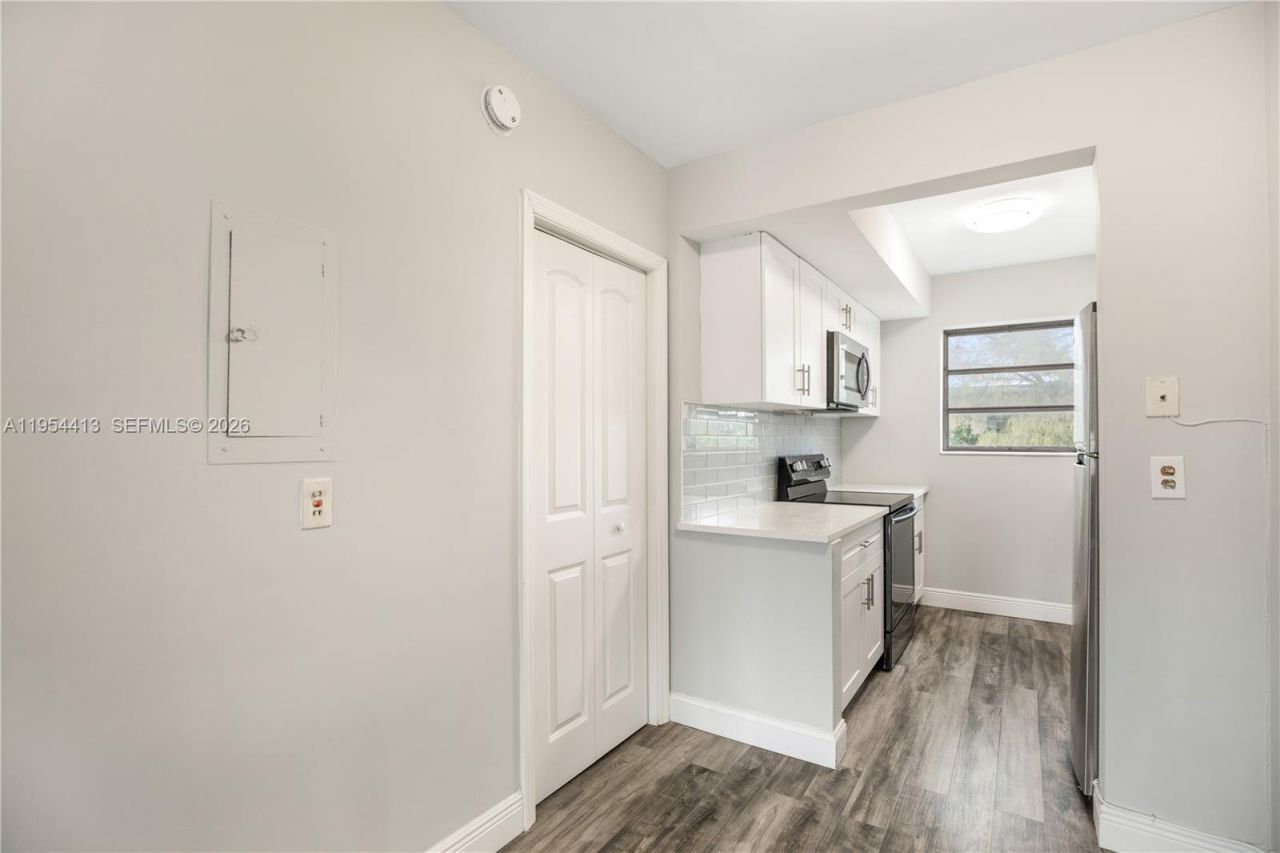 7725 Carlyle Ave, Unit 10, Miami Beach, FL 33141 Photo