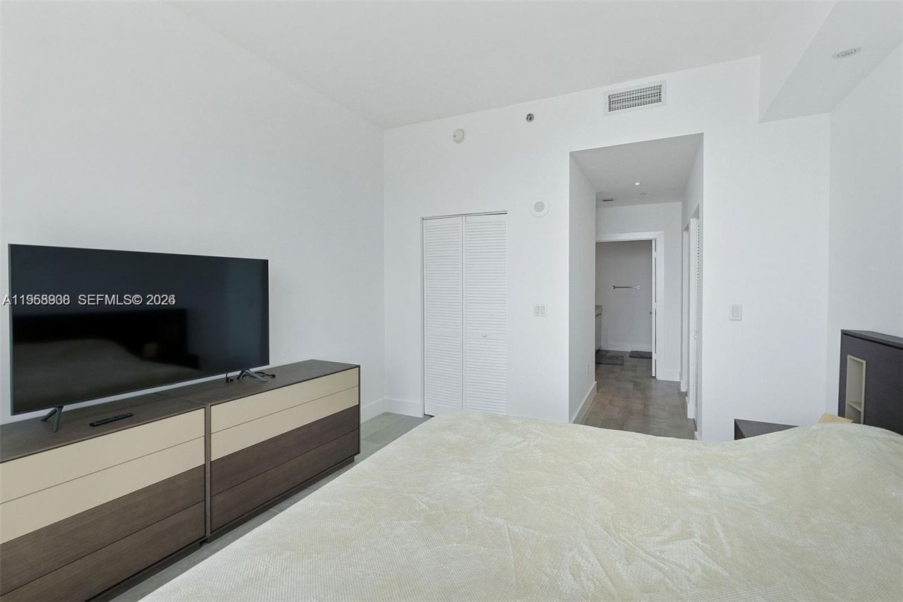 950 Brickell Bay Dr, Unit 4411, Miami, FL 33131 Photo