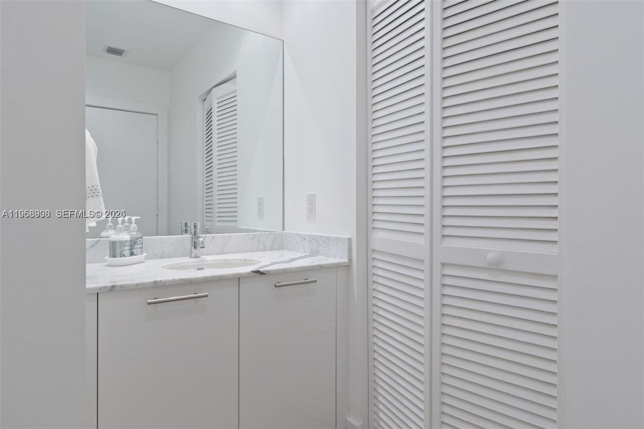 950 Brickell Bay Dr, Unit 4411, Miami, FL 33131 Photo