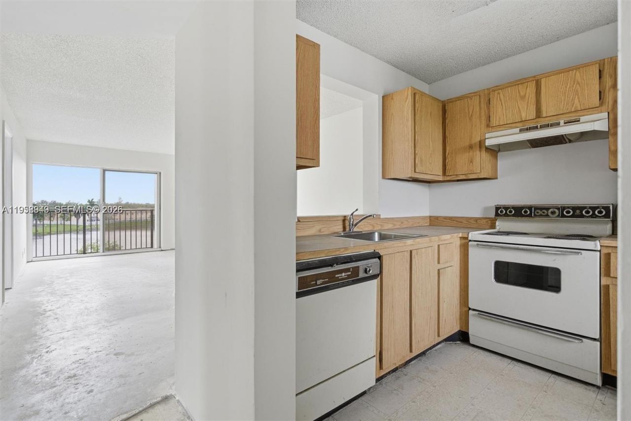 8560 N Sherman Cir, Unit 401, Miramar, FL 33025 Photo