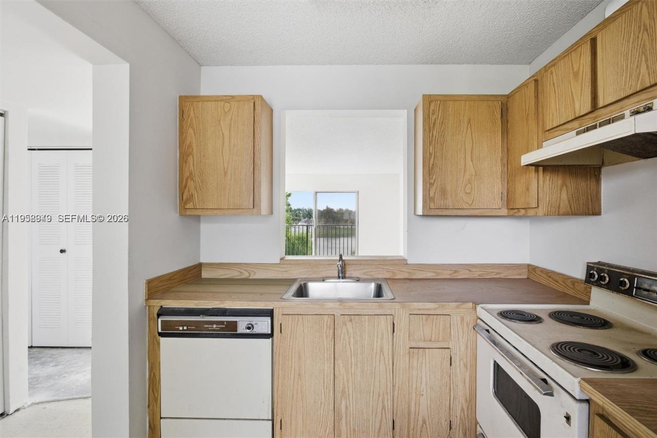 8560 N Sherman Cir, Unit 401, Miramar, FL 33025 Photo