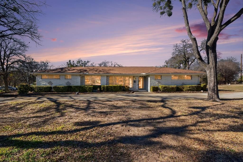 215 E Huitt Lane, Euless, TX 76040 Main Photo