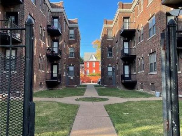 5841 Cabanne, St Louis, MO 63112