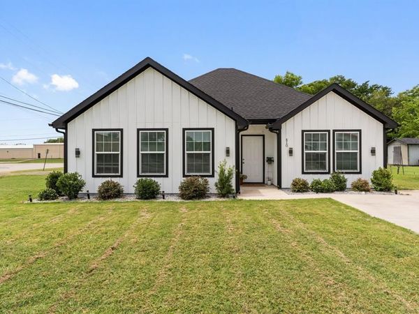 810 S MAIN Street, Kemp, TX 75143
