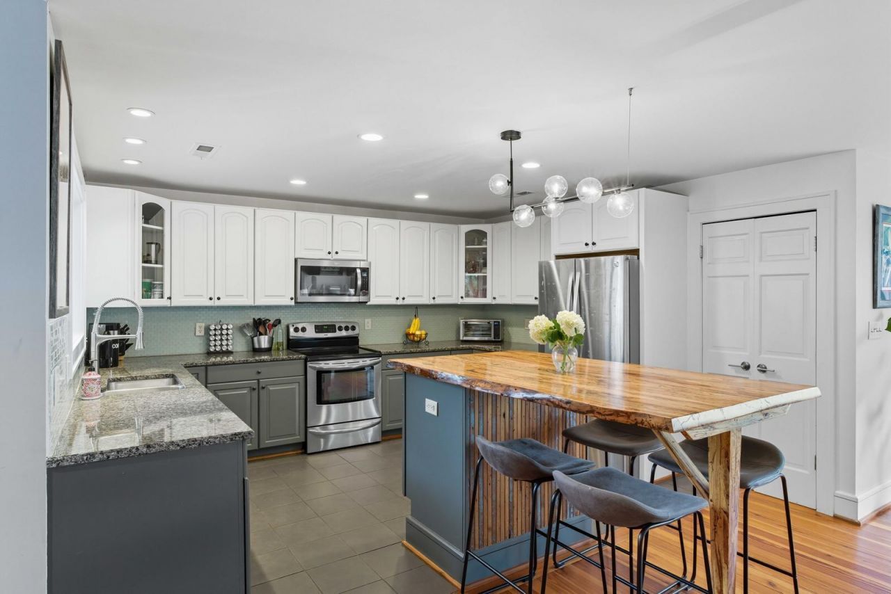 1031 Lakeview Drive Photo 11