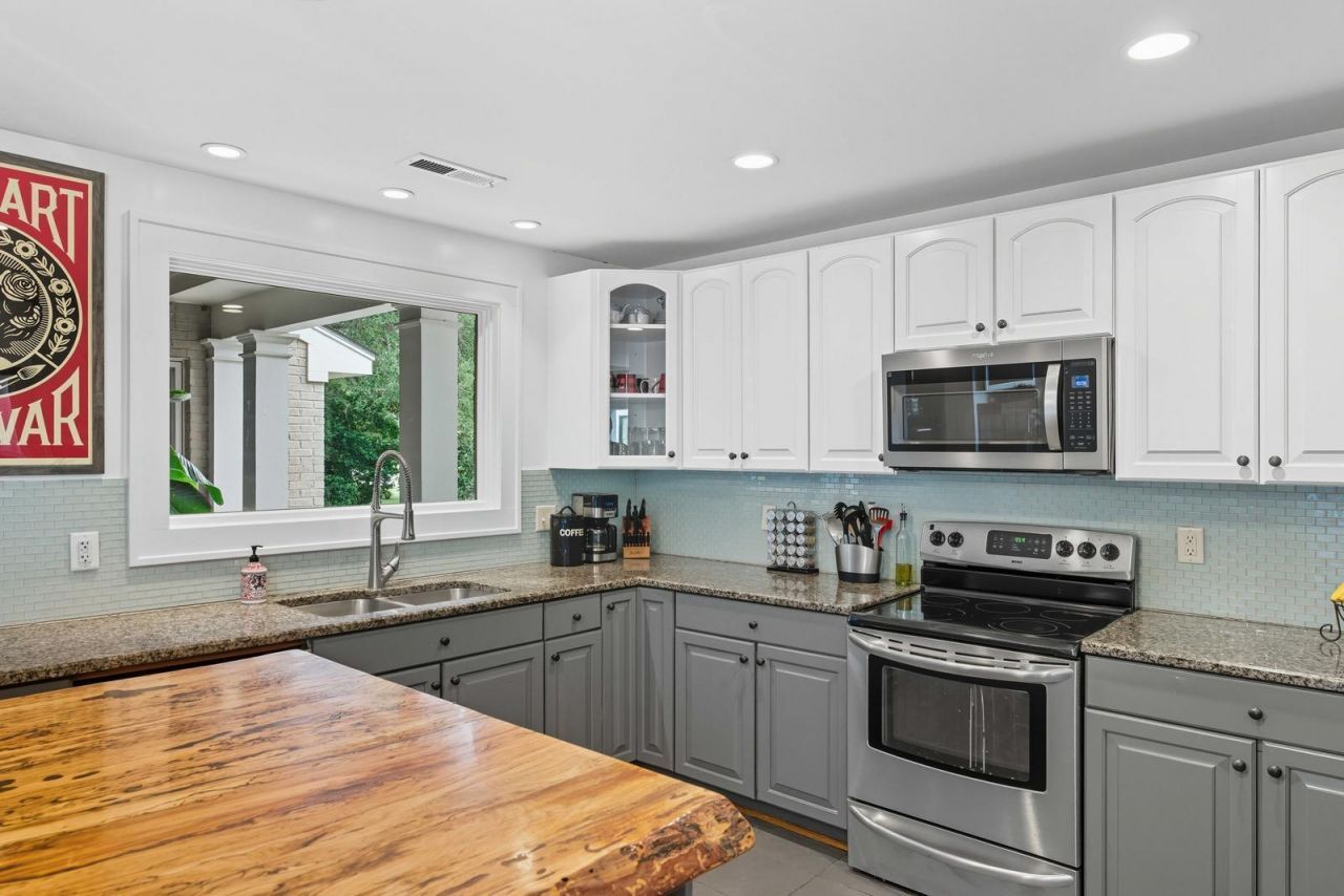 1031 Lakeview Drive Photo 12