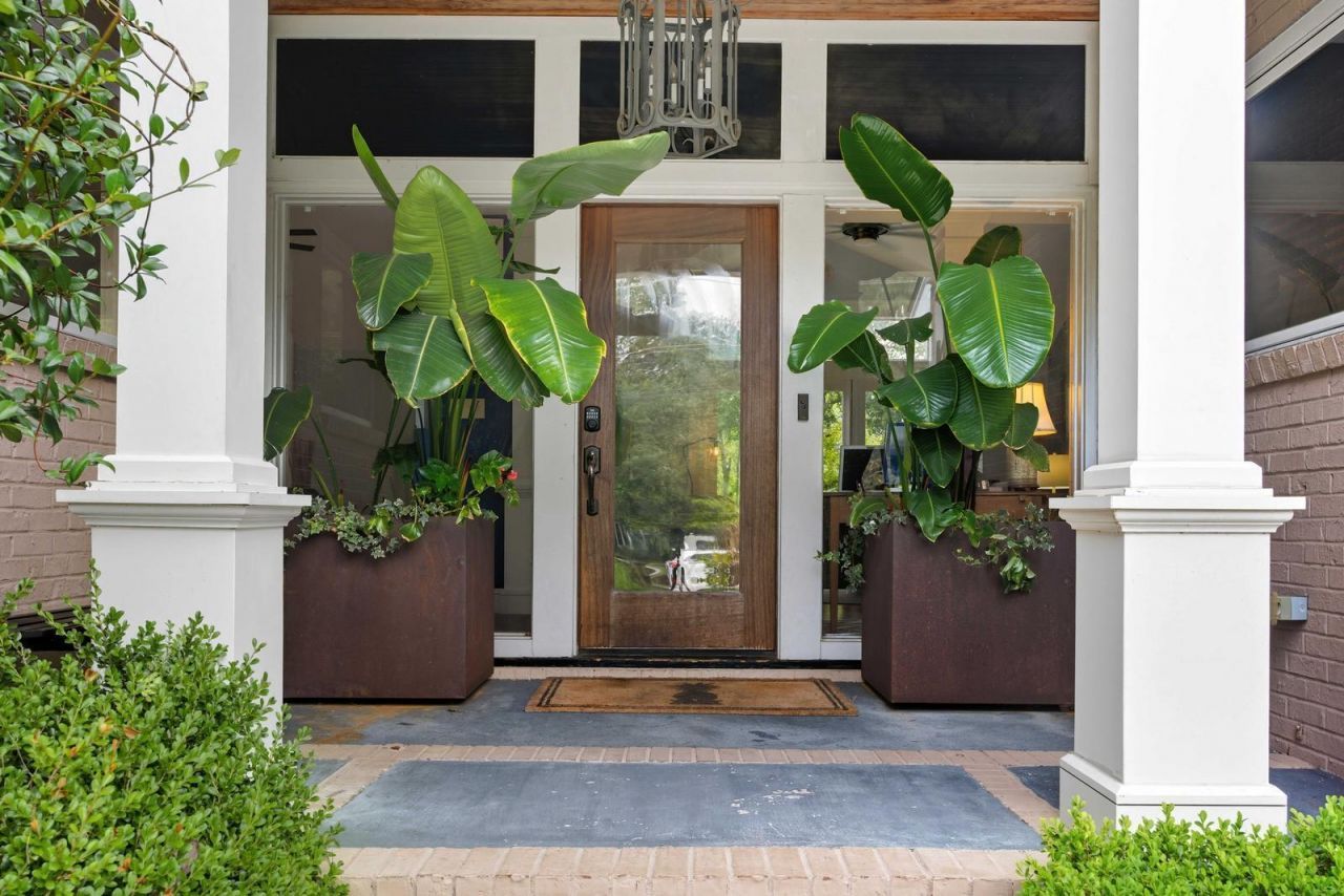 1031 Lakeview Drive Photo 3