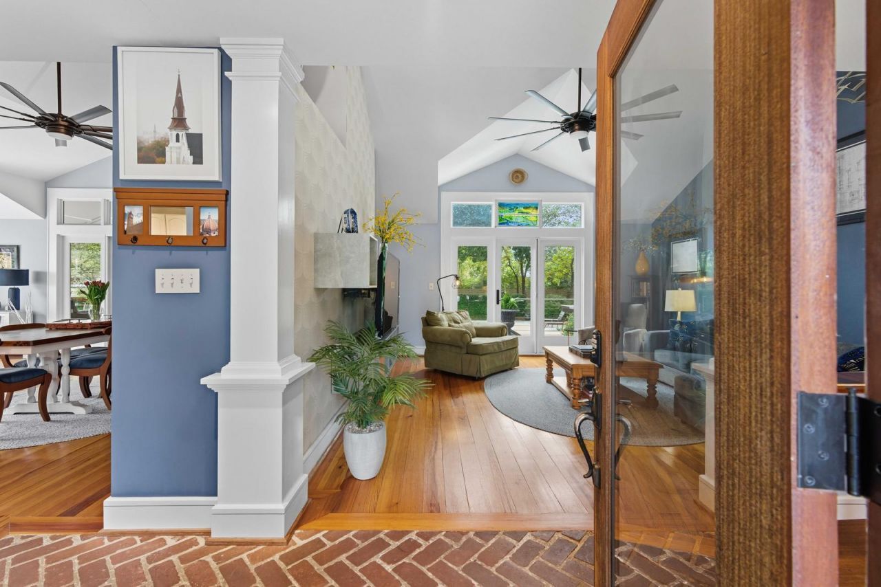 1031 Lakeview Drive Photo 4