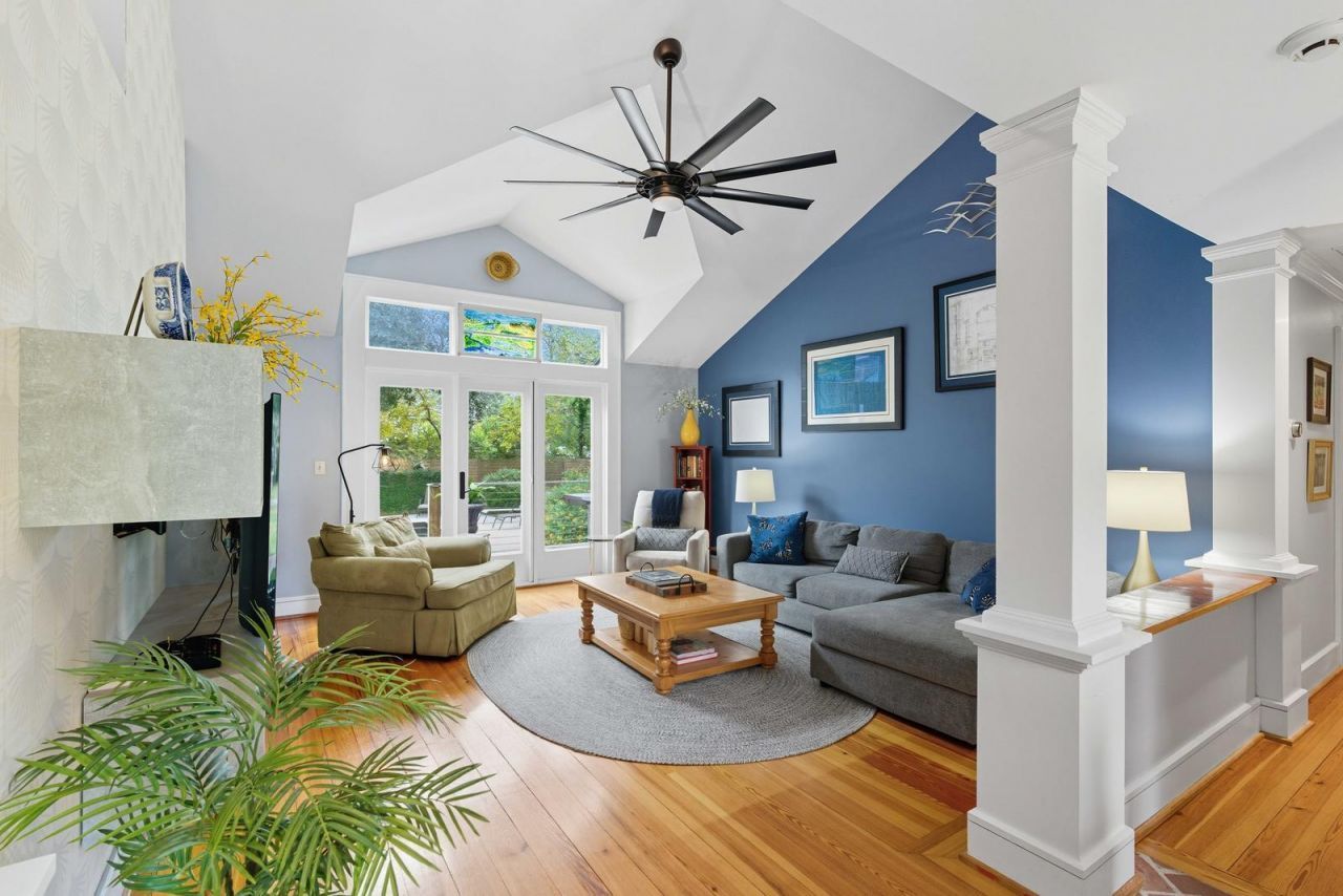 1031 Lakeview Drive Photo 5