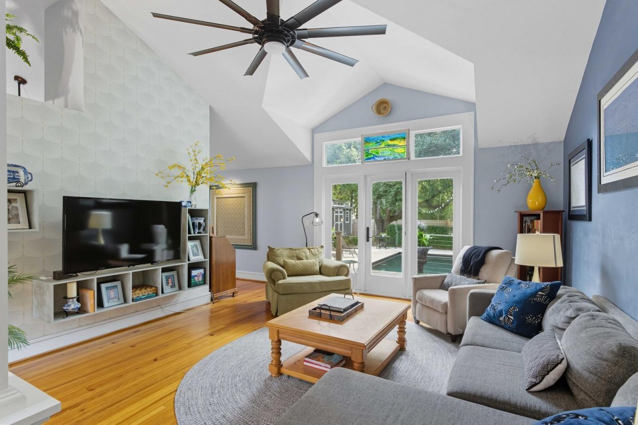 1031 Lakeview Drive Photo 6