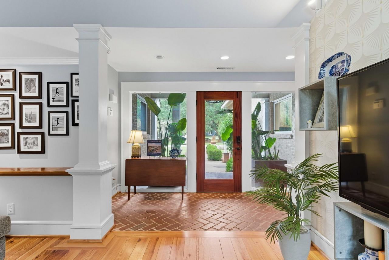 1031 Lakeview Drive Photo 7