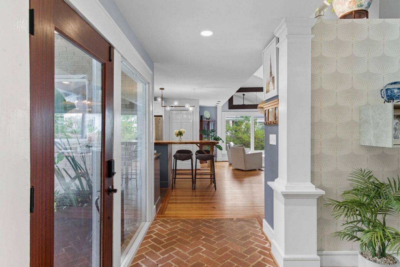 1031 Lakeview Drive Photo 8