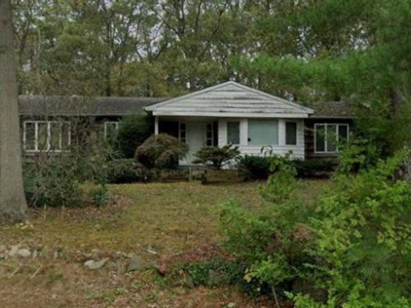 27 Threepence Drive , Melville, NY 11747