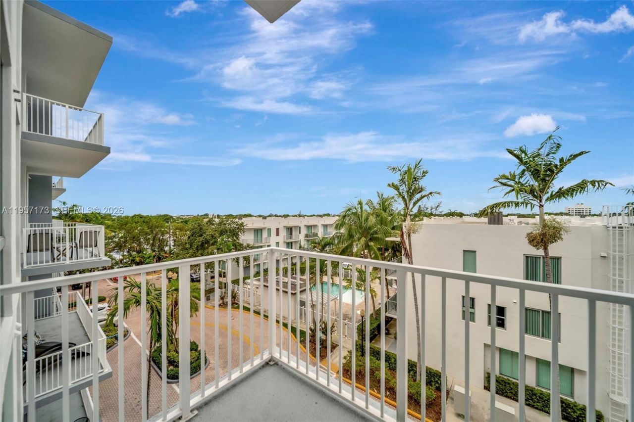 2100 Van Buren St , Unit 421, Hollywood, FL 33020 Photo