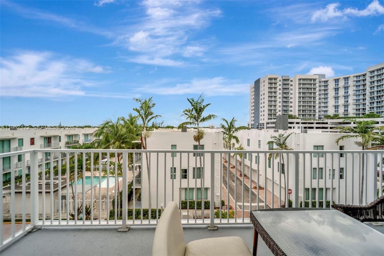 2100 Van Buren St , Unit 421, Hollywood, FL 33020 Photo