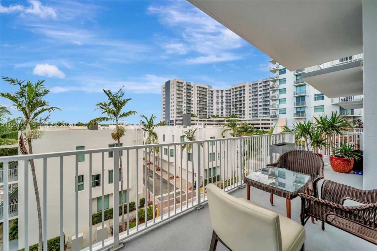 2100 Van Buren St , Unit 421, Hollywood, FL 33020 Photo