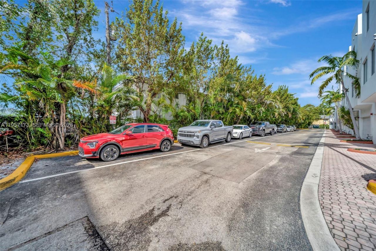 2100 Van Buren St , Unit 421, Hollywood, FL 33020 Photo