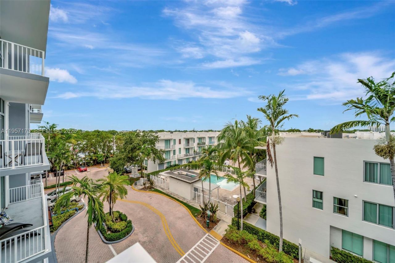 2100 Van Buren St , Unit 421, Hollywood, FL 33020 Photo