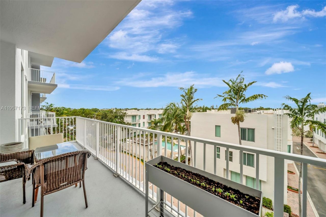 2100 Van Buren St , Unit 421, Hollywood, FL 33020 Photo